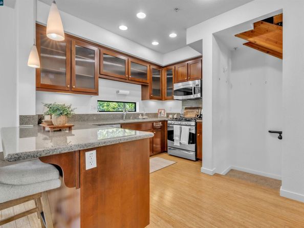 405 Palisade Dr, Oakland CA 94607