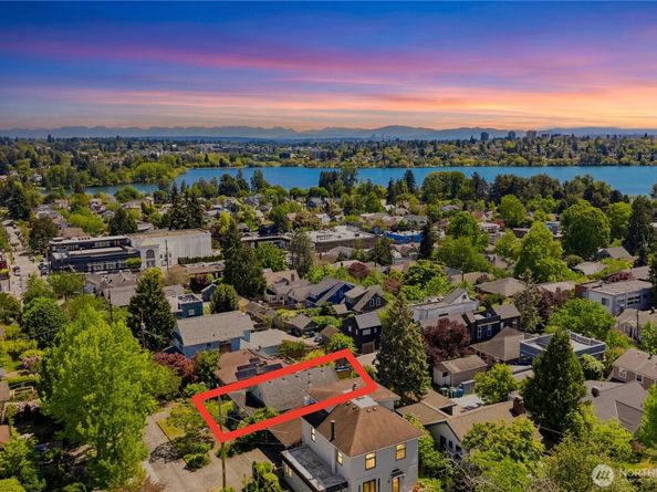 911 N 77th Street, Seattle WA 98103