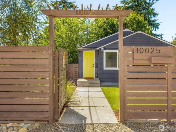 10025 Ashworth Avenue N, Seattle WA 98133