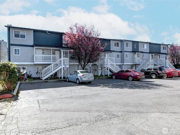 8823 Holly Dr E206, Everett WA 98208