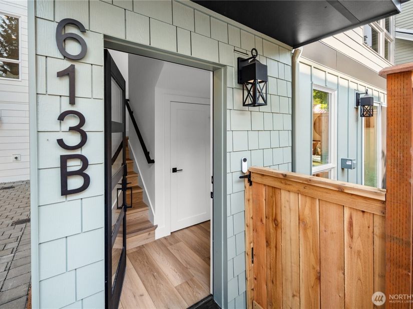 613 B 18th Avenue E, Seattle WA 98112