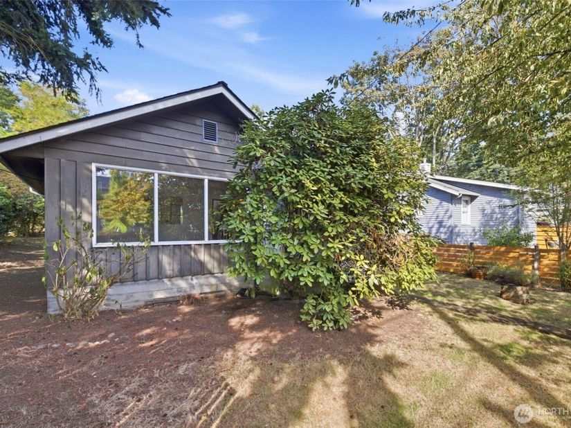9555 College Way N, Seattle WA 98103