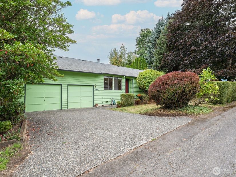 19507 55th Ave NE, Lake Forest Park WA 98155