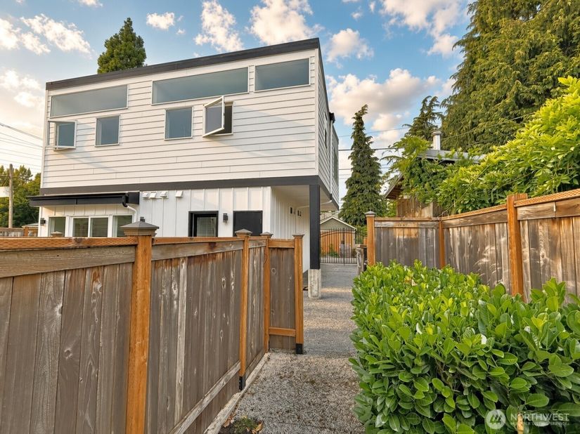 708 N 102nd Street 2, Seattle WA 98133