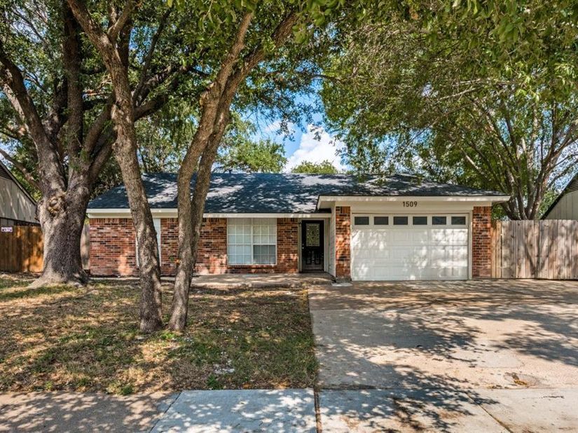 1509  Caplin Drive , Arlington Texas 76018