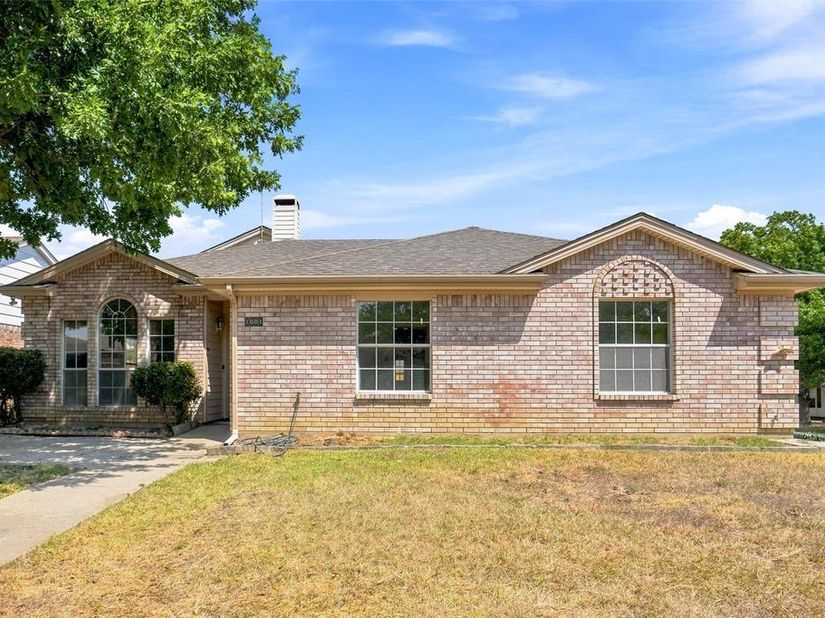 1001  Flower Drive , Arlington Texas 76017