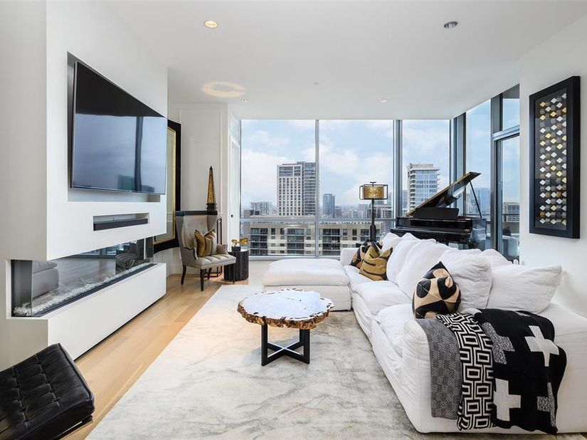 2200  Victory Avenue  2401, Dallas Texas 75219