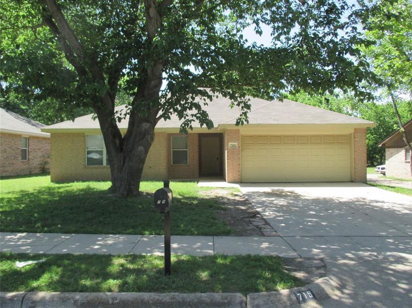 719  Hallvale Drive , White Settlement Texas 76108