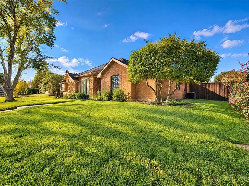 1237  STONEWALL Street , Garland Texas 75043
