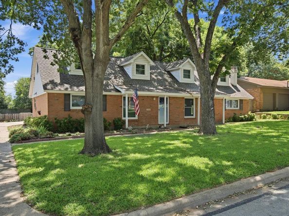 1301  Colonial Court , Arlington Texas 76013