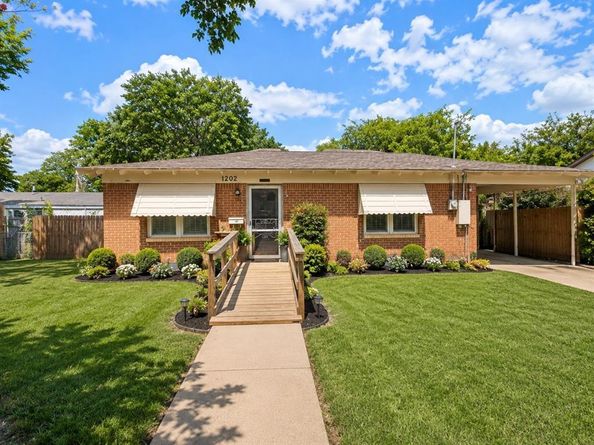 1202  Sunnyside Avenue , Cockrell Hill Texas 75211