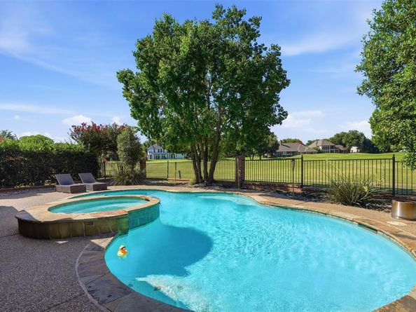 902  Riviera Drive , Mansfield Texas 76063