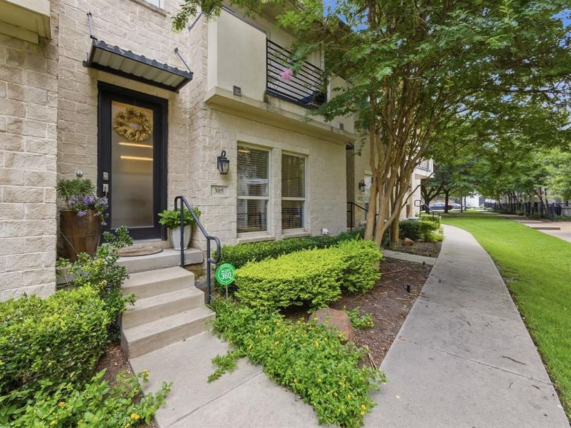 7333  Valley View Lane  305, Dallas Texas 75240