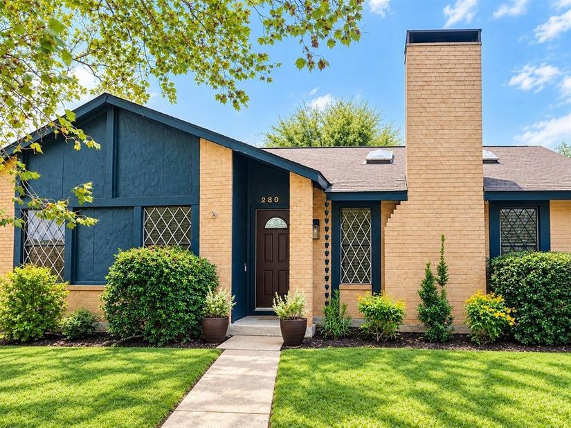 2806  Holy Cross Lane , Garland Texas 75044