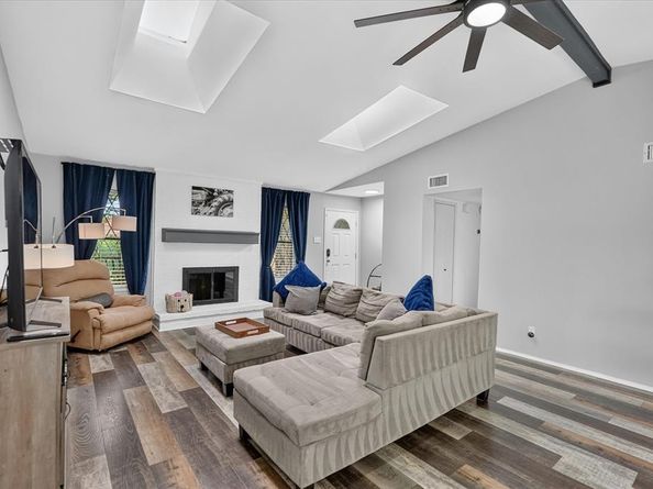 2806  Holy Cross Lane , Garland Texas 75044