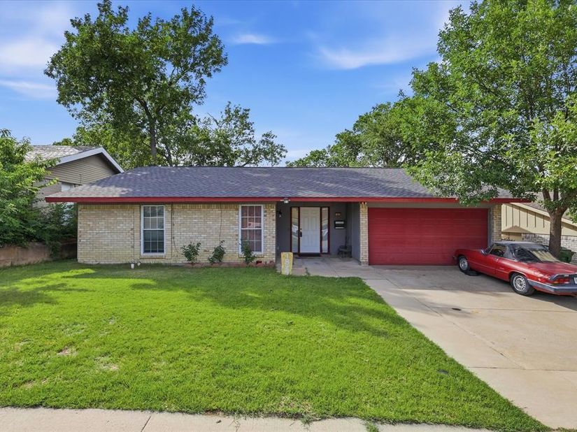 1839  Sherwood Lane , Carrollton Texas 75006