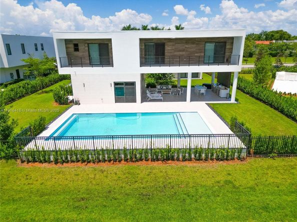 Undisclosed Address #A11918418, Weston FL 33326