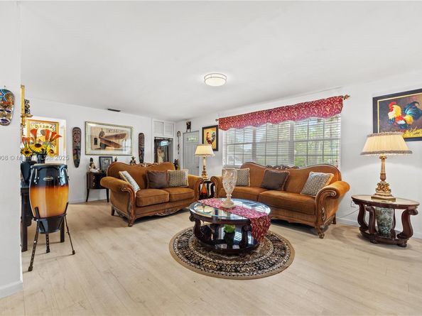 7051 SW 2nd Ct, Pembroke Pines FL 33023