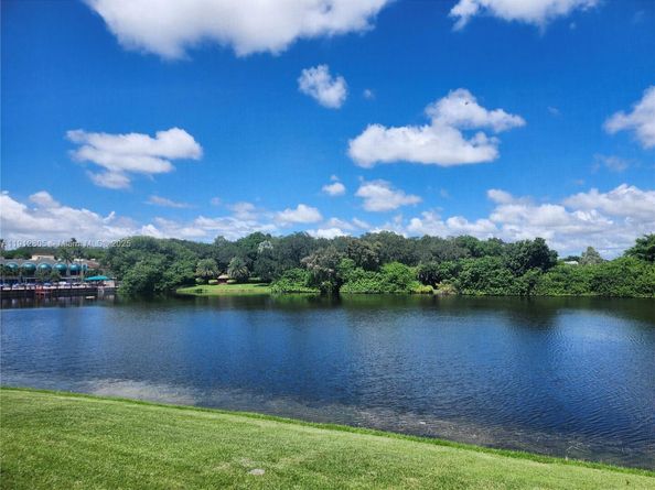 9450 Poinciana Pl 205, Davie FL 33324