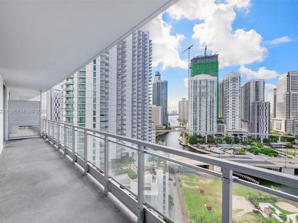90 SW 3rd St 2001, Miami FL 33130