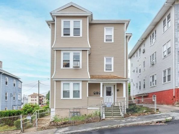 11 Shamrock St, Worcester MA 01605