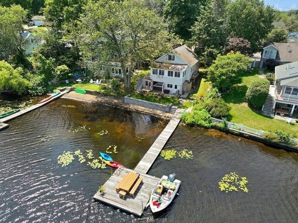 44 Lakeshore Dr, Essex MA 01929