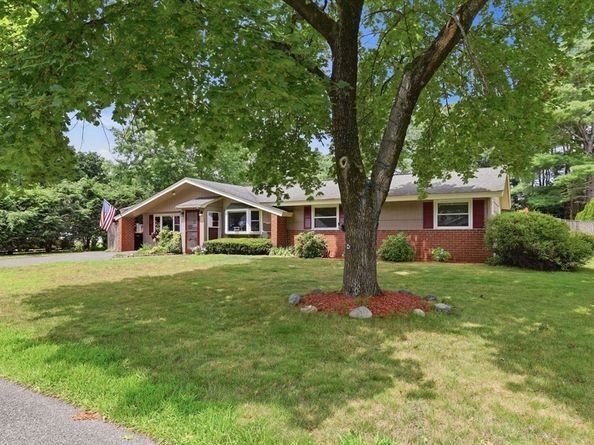 8 Sloane Dr, Framingham MA 01701