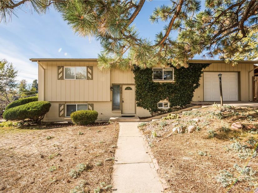 835 S Queen Way, Lakewood CO 80226