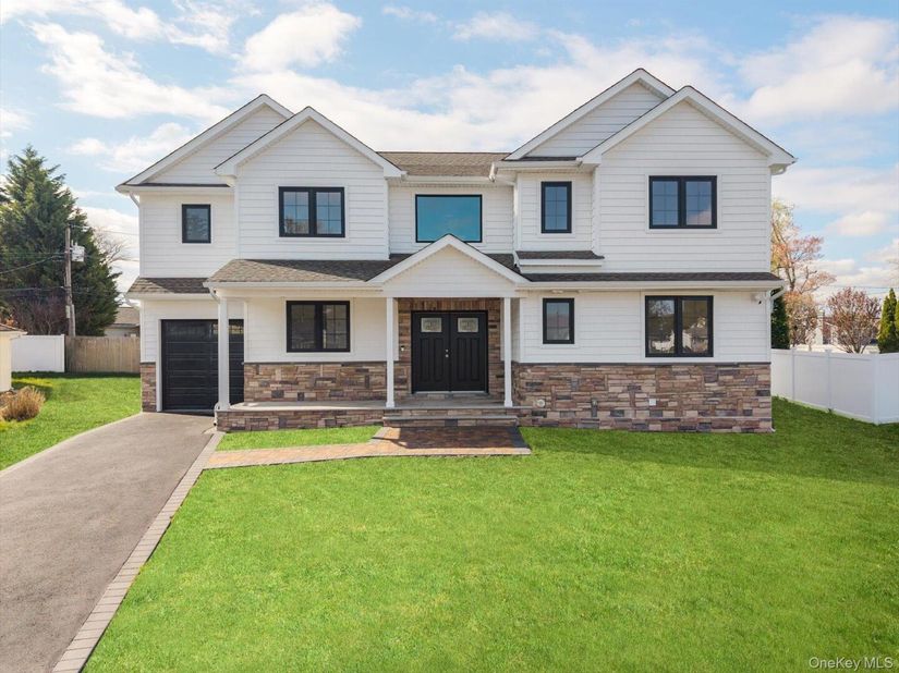 10 Faye Court, Plainview NY 11803