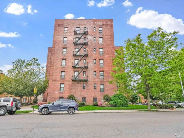 170-06 Crocheron Avenue 2E, Flushing NY 11358