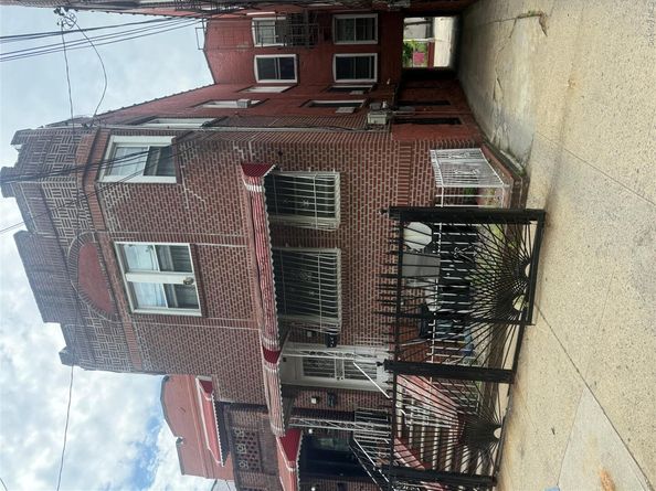 818 E 227th Street, Bronx NY 10466