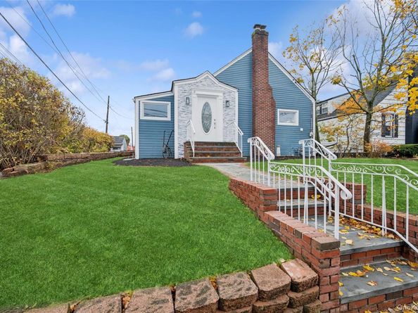 12 HewLett Point Avenue, East Rockaway NY 11518