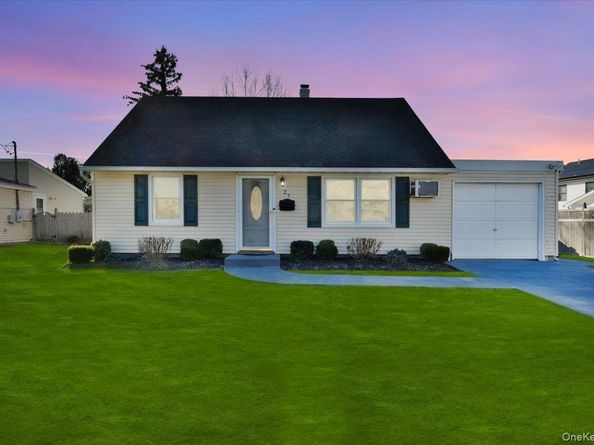 27 Seaton Street, Massapequa NY 11758