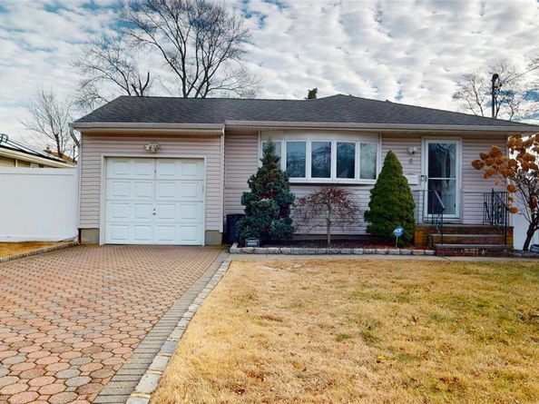 8 Pleasant Avenue, Farmingdale NY 11735