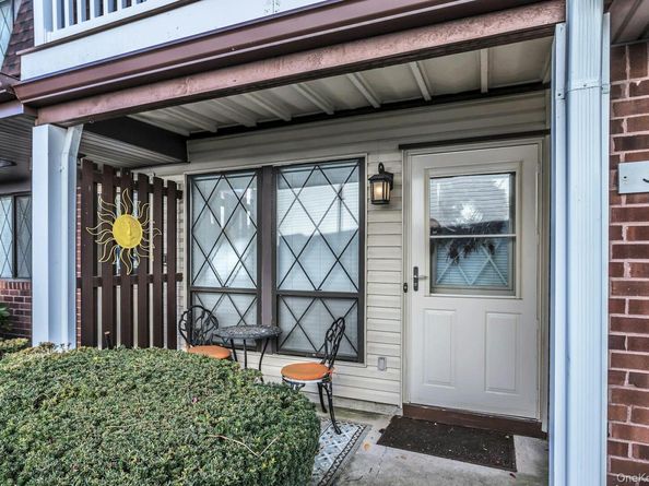 31 Cambridge Drive W, Copiague NY 11726