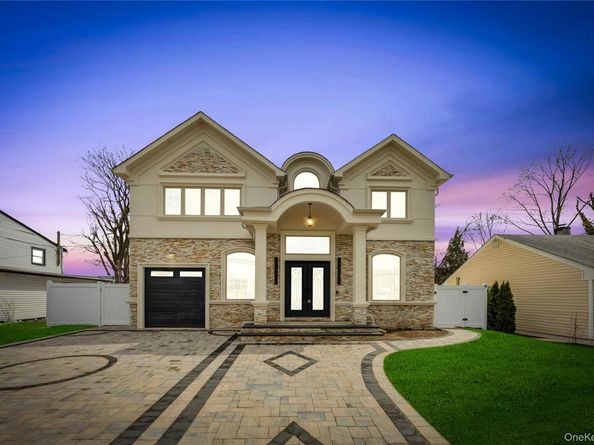 157 4th Street, Hicksville NY 11801