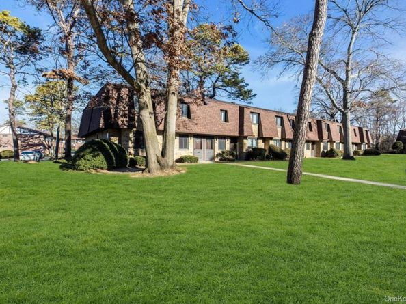 33d newbrook ln 33d, Bay Shore NY 11706
