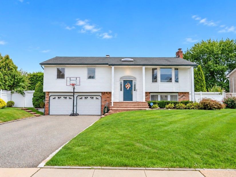 163 S Plaisted Avenue, Hauppauge NY 11788
