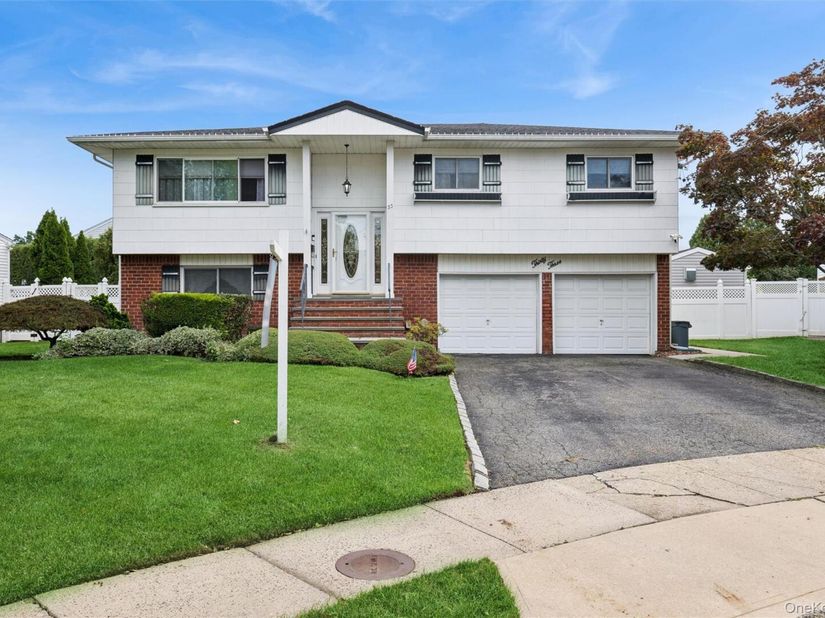 33 Sherwood Drive, Bethpage NY 11714