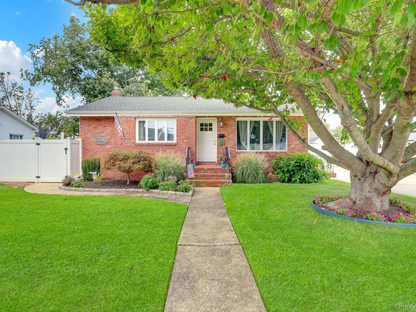43 Manhattan Avenue, West Babylon NY 11704