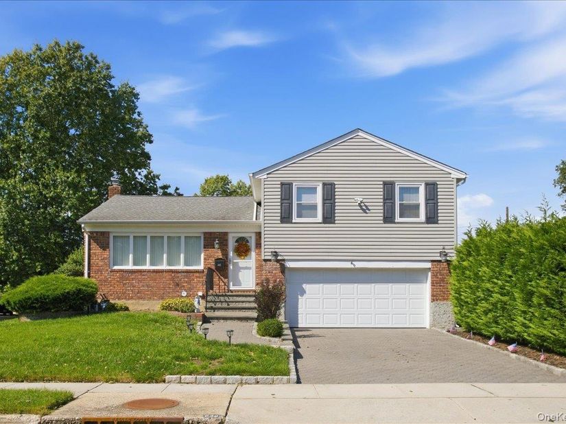 840 Carolyn Court, Seaford NY 11783
