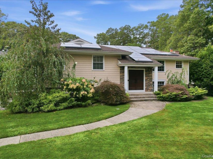 20 Beaumont Drive, Melville NY 11747