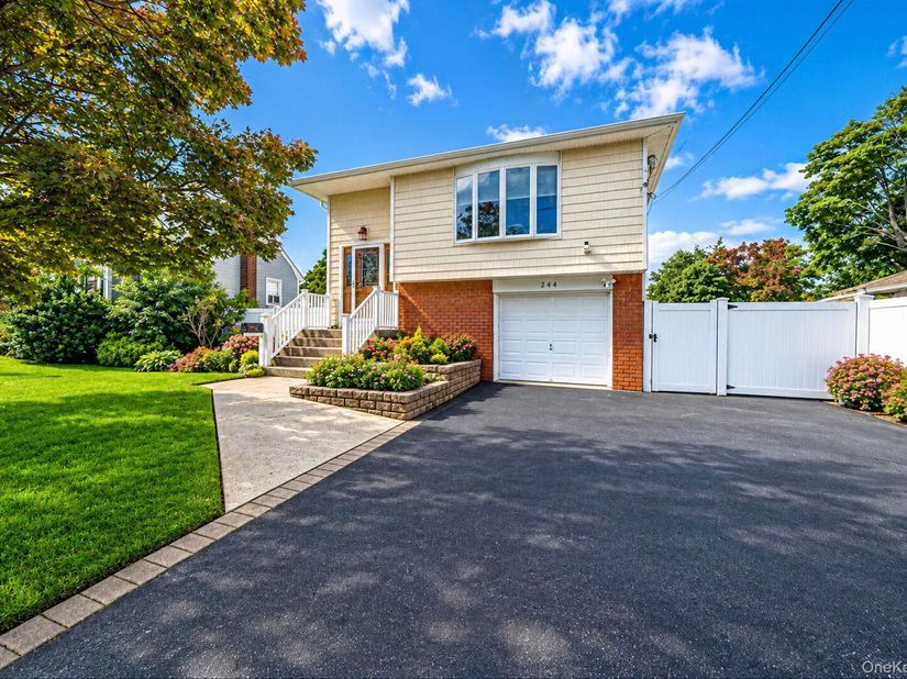 244 Baylawn Avenue, Copiague NY 11726
