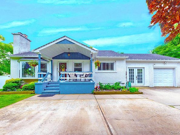 8 Van Cedar Street SE 8, Brentwood NY 11717