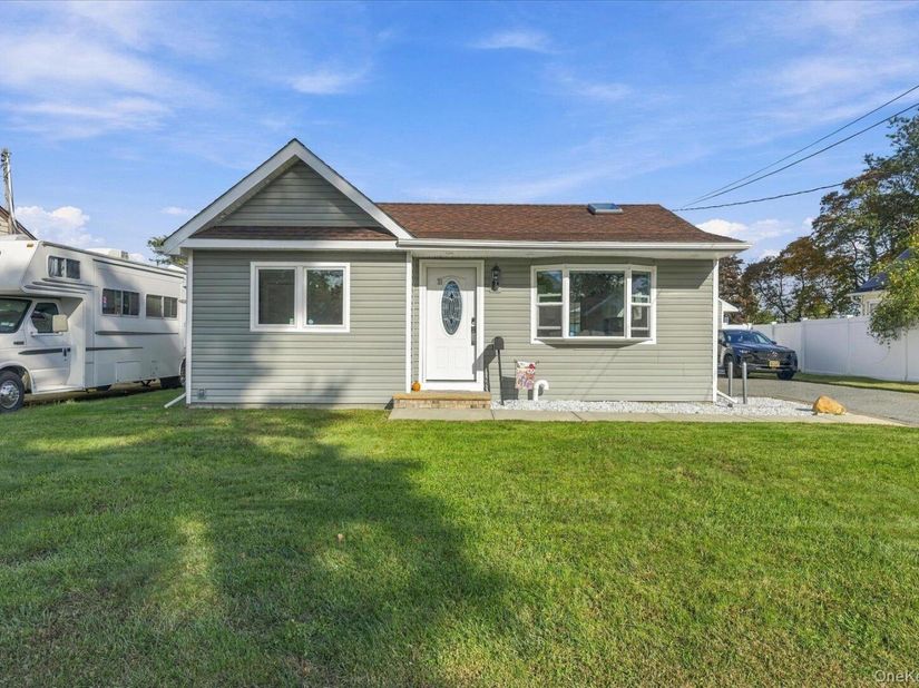 21 Birs Avenue, Lindenhurst NY 11757