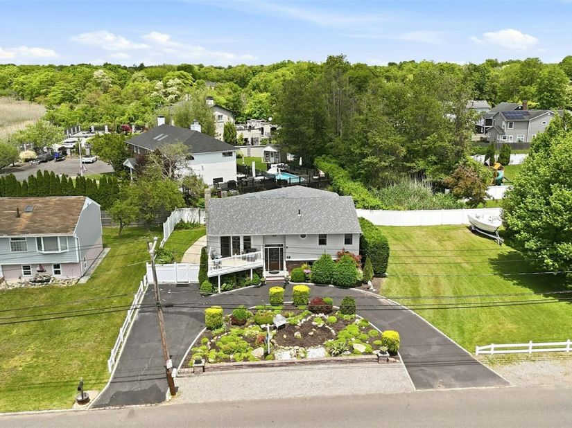 661 Shore Drive, Oakdale NY 11769