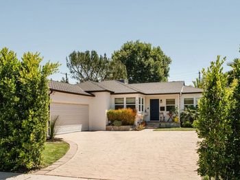 6200 Topeka Drive