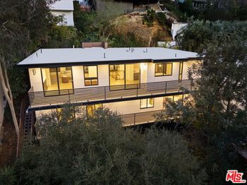 3147 Hollyridge Drive