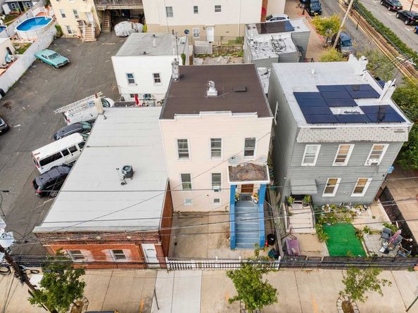 702 8th St, Union City NJ 07087