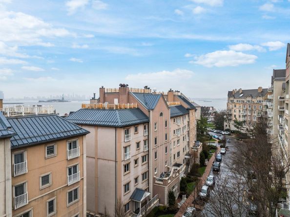 201 Shearwater Ct West 31, Jersey City NJ 07305